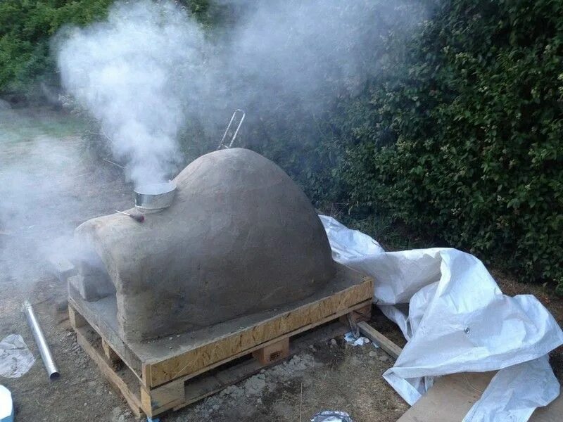 Печь из шамотной глины. Глинобитная помпейская печь. уличная печь для хлеба. глина для помпейской печи. печь из цемента.