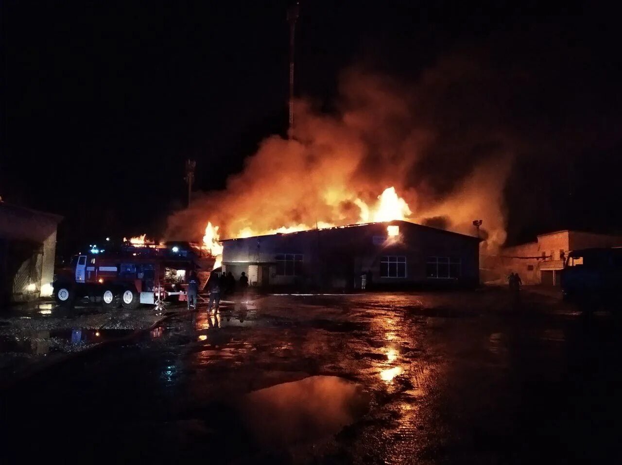 Шагол сгорел. Крупный пожар. Горящее здание. Пожар в городе. Пожар на деревообрабатывающем предприятии.