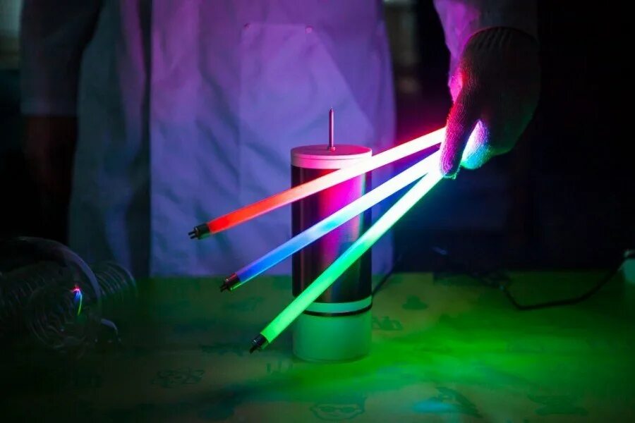 Опыты со светом. Световод прибора плексиглас. Световой эксперимент. Опыт ньютона преломление света. Световой эксперимент.