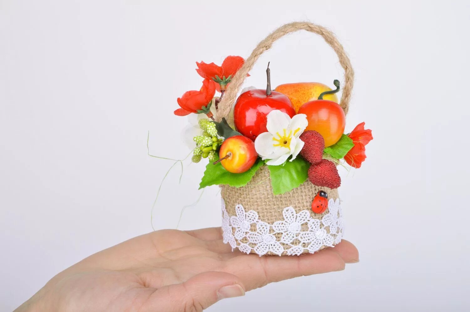 Композиция с искусственными фруктами