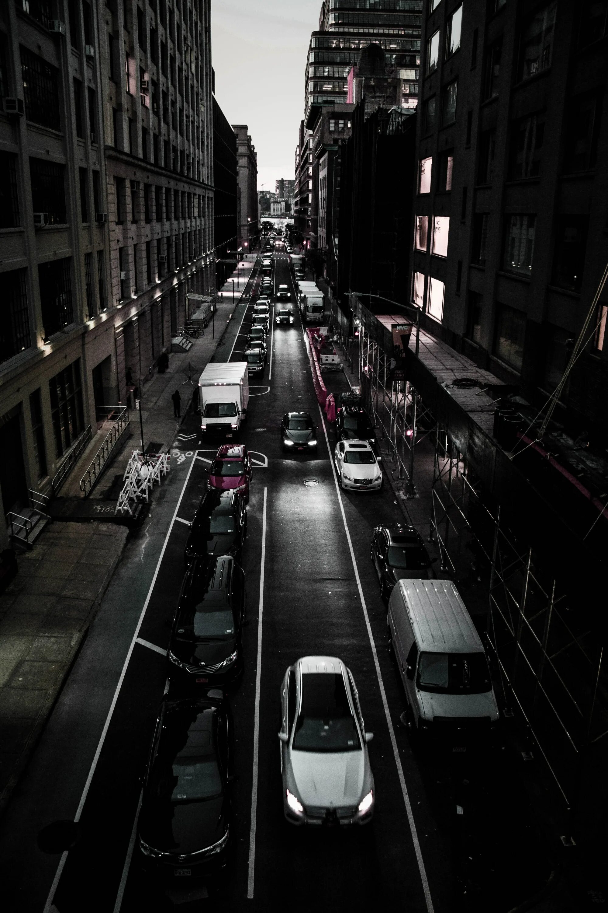 Какой черный на улице. Тёмный город. Машины в городе. Машина на улице. Улица города.