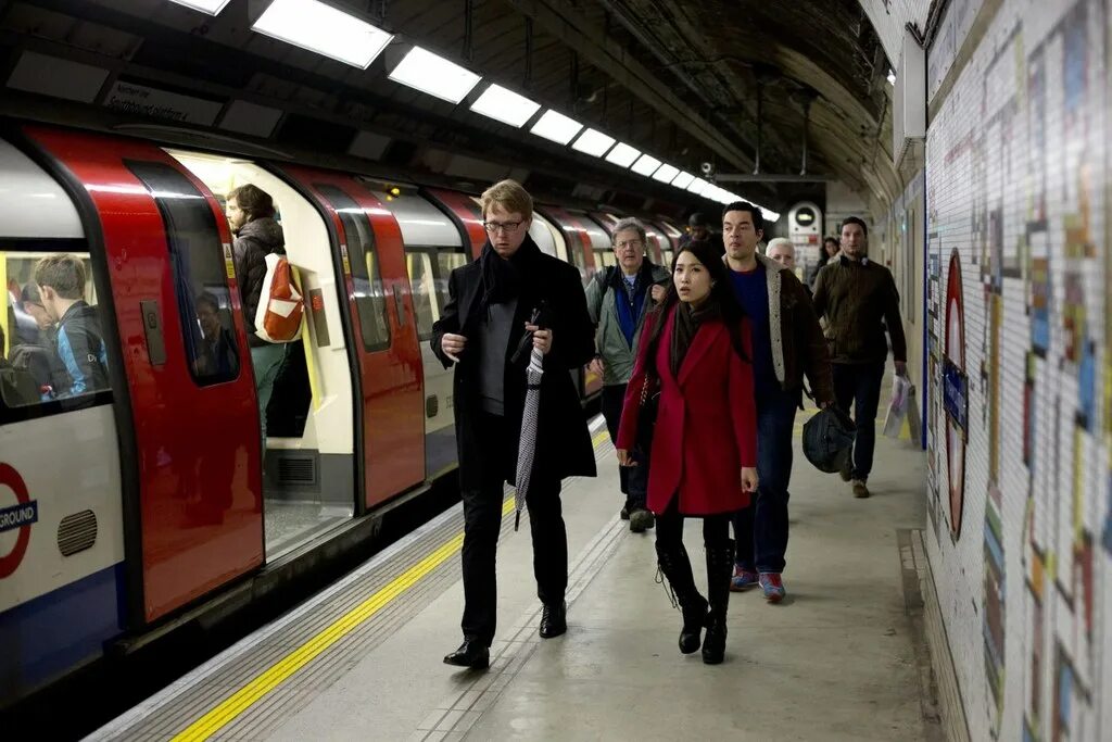 Люди идут в метро. Люди в метро на перроне. Люди в метро Лондона.