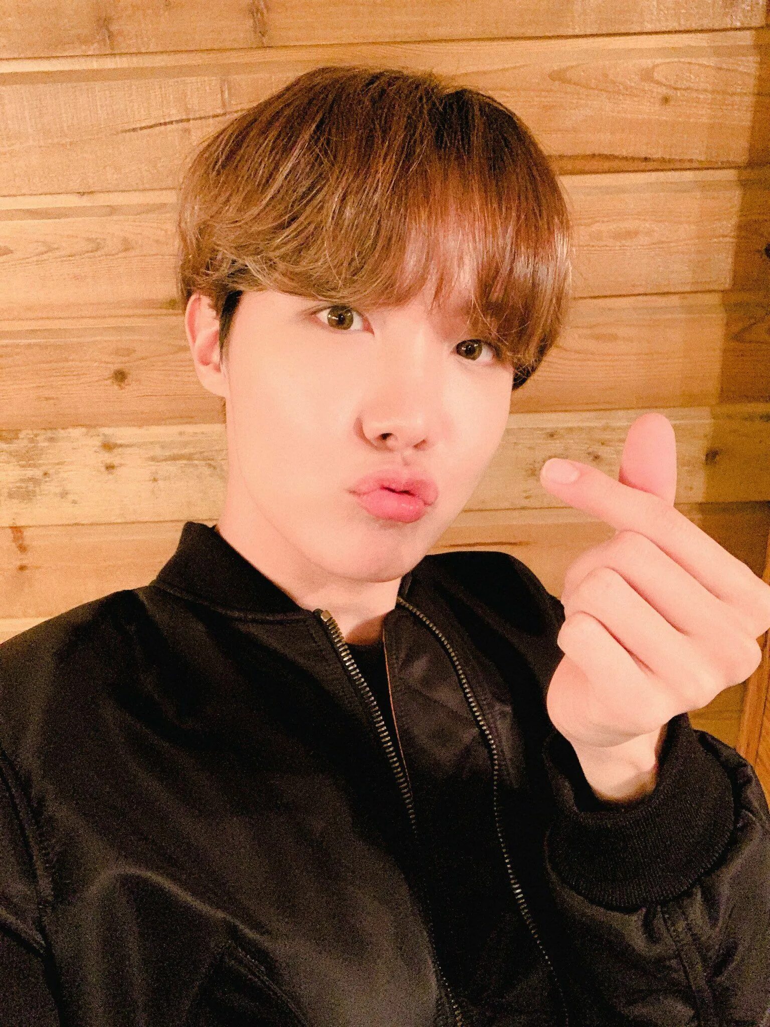 Хоби бтс. Хоби бтс. Джей хоуп из bts. Джей хоуп в профиль. Бтс хосок милый.