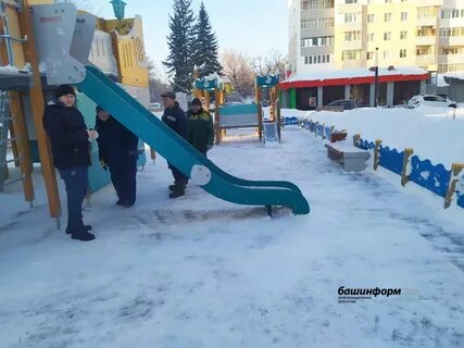 Мальчик скатился с горки