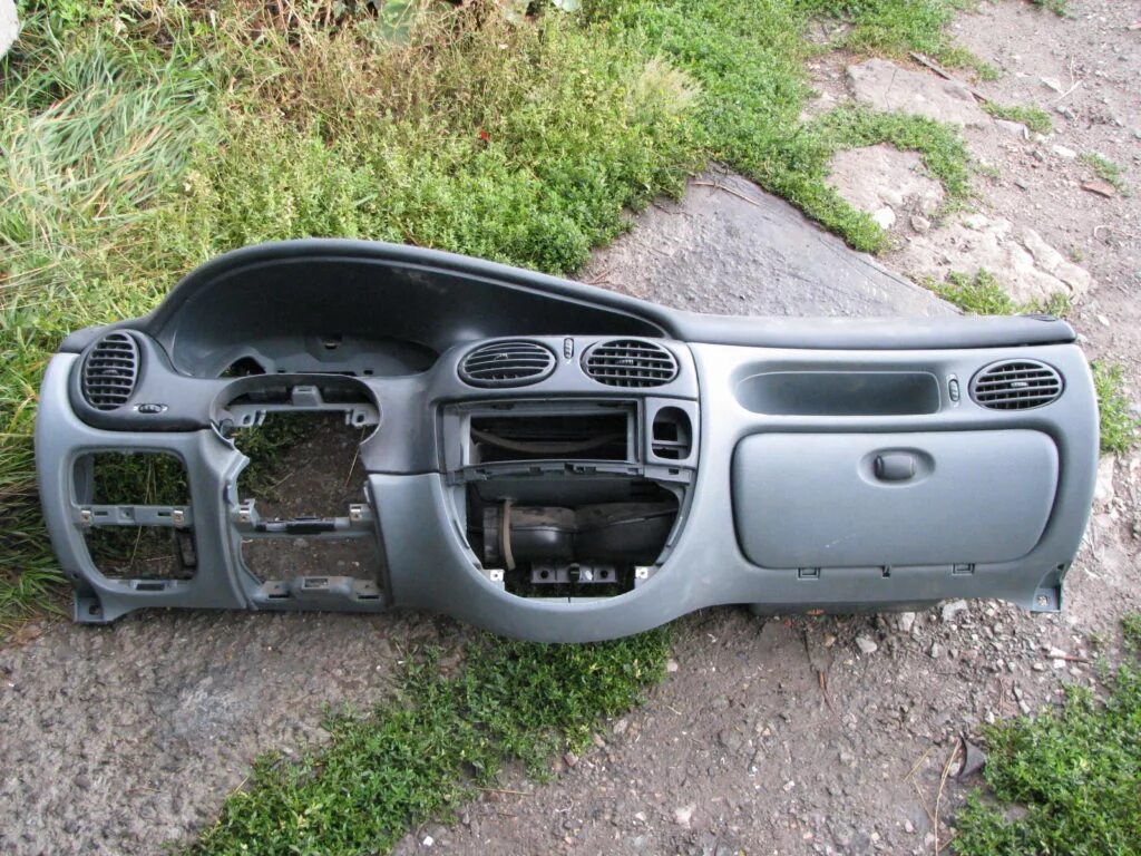 Панель рено сценик 1. Торпеда рено меган 1. торпеда рено сценик 1. торпеда рено сценик 1 рестайлинг. renault kangoo 1 панель торпеда разъемы.