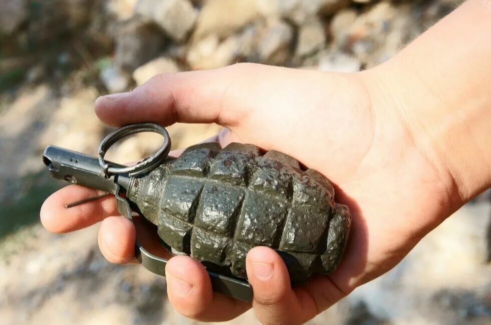 Страйкбольную гранату. Подорвал 3 гранаты. Зарвал гранану на руке. Боевая граната ргд-5. Подорвал 3 гранаты.