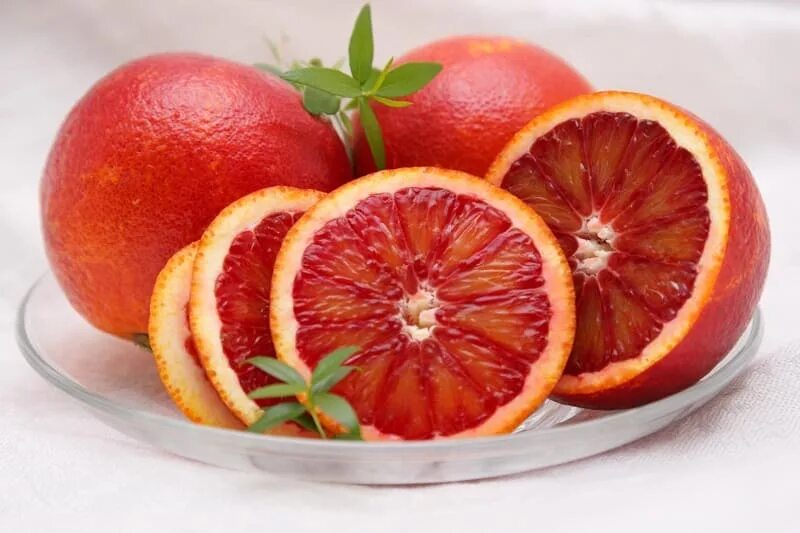Апельсин грейпфрут как называется. Кровавый Сицилийский апельсин. Красный Сицилийский апельсин. Красный сорт апельсина. Сицилийские апельсины корольки.