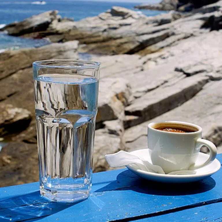 Вместо кофе вода. Кофе и стакан воды. Кофе и вода. Кофе и море. Кофе в Греции.