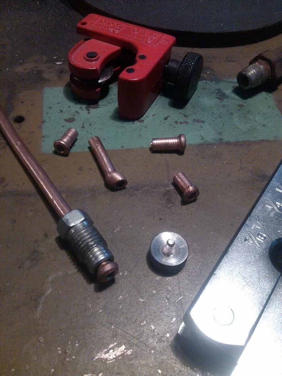 Развальцовка медной трубки под шланг. Тормозная трубка вальцовка воронка. Правильная вальцовка тормозных трубок. Как завальцевать тормозную трубку. Как завальцевать тормозную трубку.