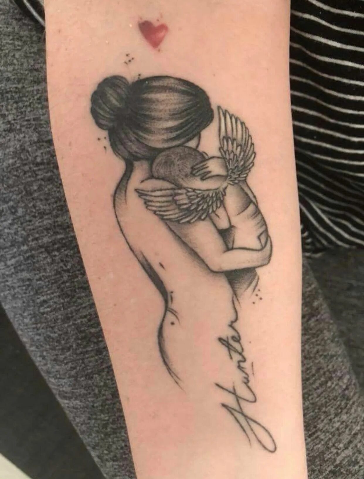 Тату мама. Тату мать с младенцем. Тату для девушки сына. Тату для мамочек. Тату про детей для девушек.