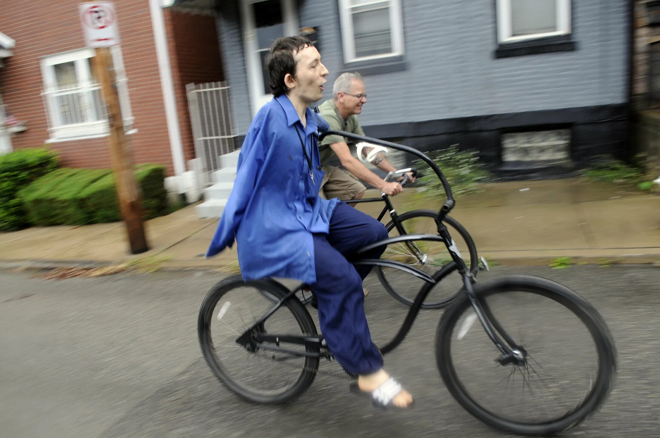 Велосипед для инвалидов. Велосипед для людей с ограниченными возможностями. Человек на велосипеде. Велосипед для инвалидов взрослых.