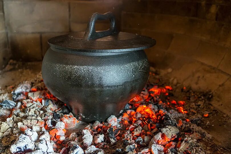 Впекло. Чугунок. Чугунки для русской печи. Чугунок для русской печки. Чугунный котелок для печи.