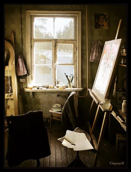Слева от окна мольберт найдите слово. Художественная мастерская «мастерская Виктора Беляева». Комната с мольбертом. Комната художника. Мастерская художника.