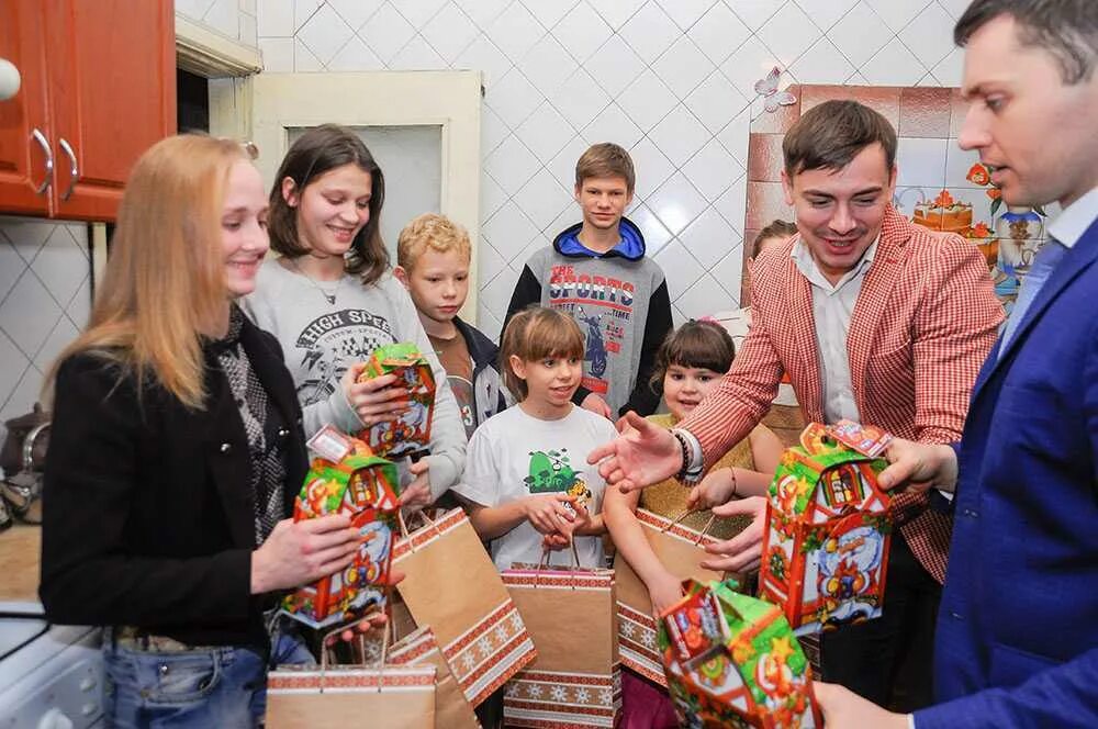 Благотворительная деятельность и пожертвование. Благотворительность. благотворительность картинки. благотворительные учреждения. благотворительная деятельность.