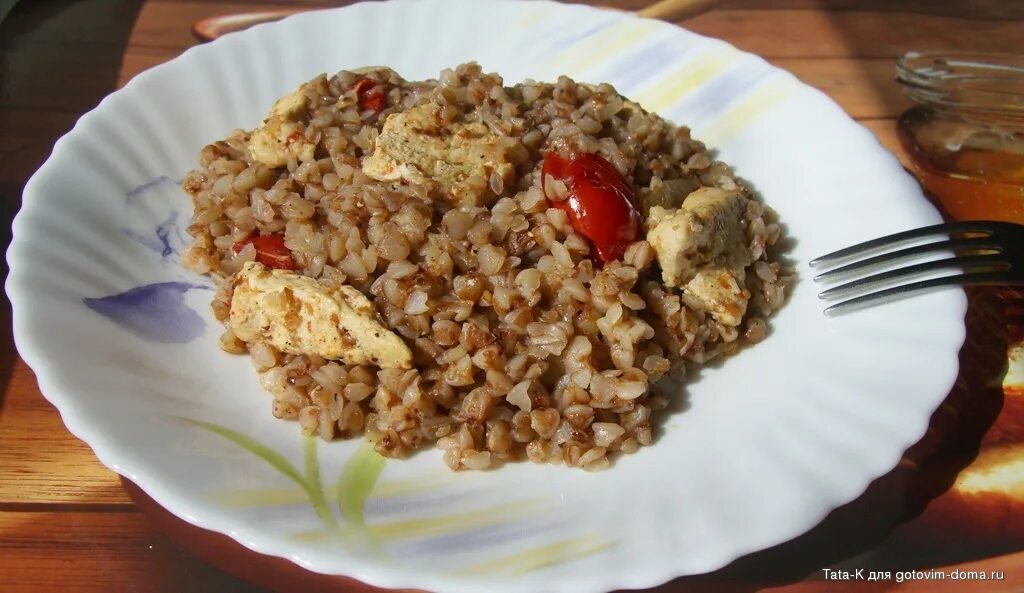 Гречка с куриным филе. Гречка с филе. Гречка с куриной грудкой. Гречка с куриным филе, красивая подача. Куриные сердца с гречкой.