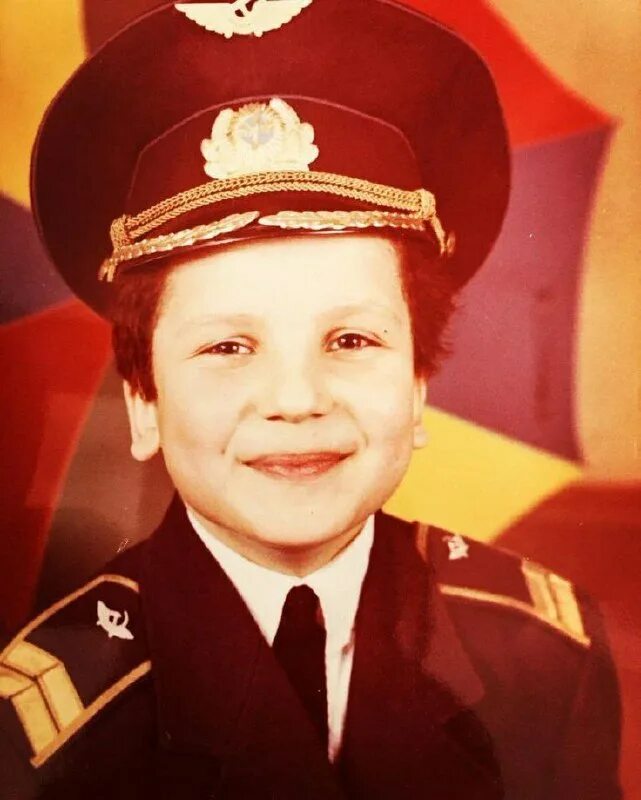 Ардха сиддхасана. Дима масленников. Сколько лет дмитрию позу. Сиддхасана, ваджрасана, падмасана. Дима масленников.