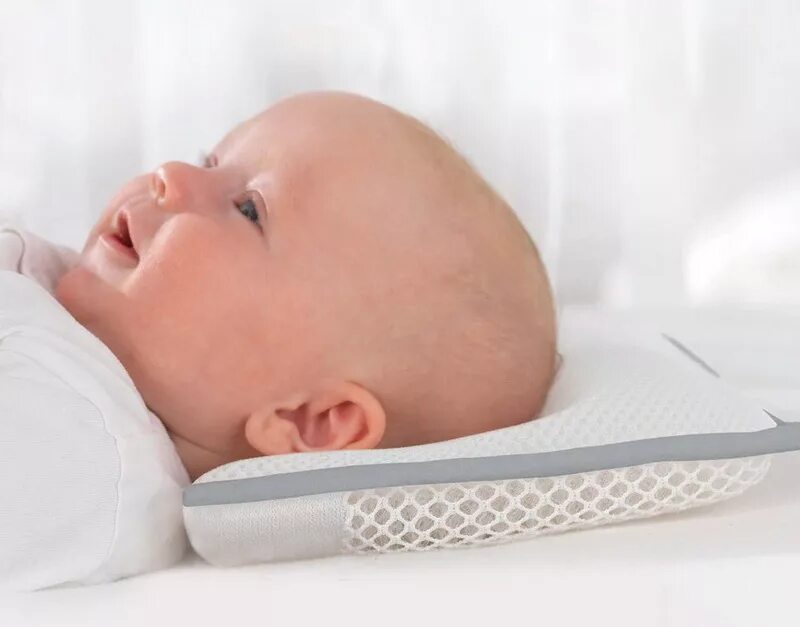 Подушка новорожденному с какого возраста. Подушка для кривошее ортопедическая новорожденных. Подушка от кривошеи для младенца. Ортопедическая подушка от кривошеи для новорожденного. Ортопедическая подушка для новорожденных для исправления кривошеи.