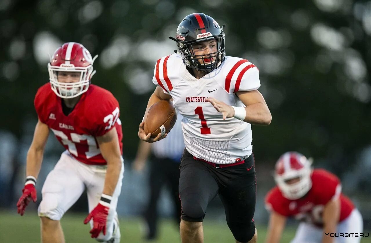 Американский футбол парни. Американский футбол в англии. Сколько длится четверть в американском футболе. Американский футбол фото. Джон макдауэлл американский футбол.