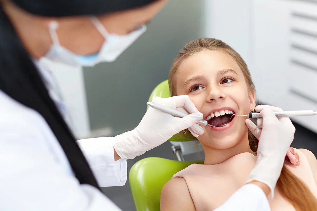 Удалять зуб ребенку 5 лет. Ребенок у стоматолога. Ребенок на приеме у стоматолога. Девочка у стоматолога. Стоматология дети.