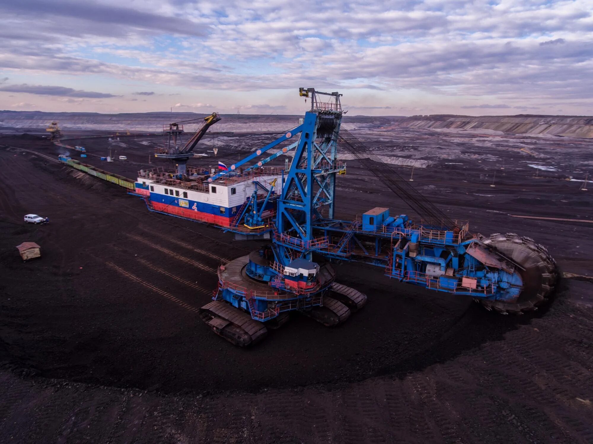 Разрез бородинский суэк. Угольный разрез бородинский красноярский край. Угольный разрез бородино красноярский край. Бородинский угольный разрез суэк. Бородино карьер.