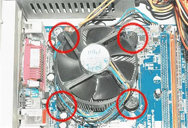 Как снять плату кулера. Охлаждение процессора LGA 775 старый разъем подключения пин. Как снять с материнской платы радиатор охлаждения. Снятие кулера с материнской платы. Вентилятор охлаждения материнской платы.