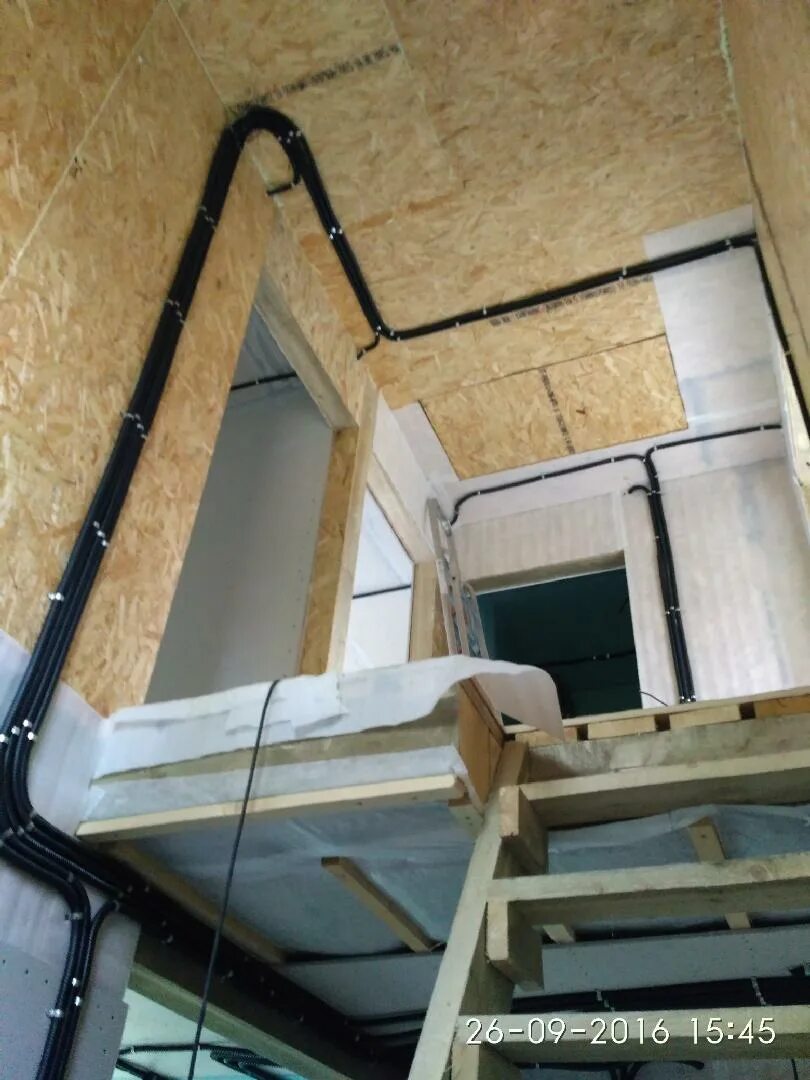 Электрика в деревянном доме. Способы прокладки электропроводки. Проводка в доме из сип панелей. Проводка в каркасном доме. Электропроводка в доме из сип панелей.