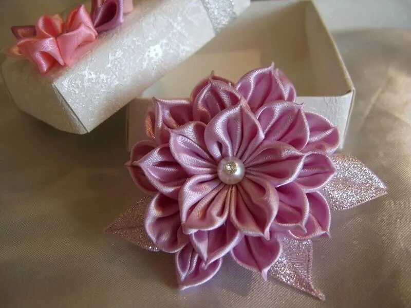 Канзаши. Цветы из атласных лент быстро. Цветы канзаши. Цветы из атласных лент своими руками. Цветы из атласных лент быстро.