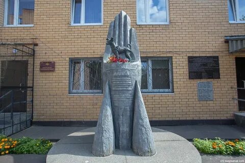 Памятник дню космонавтики
