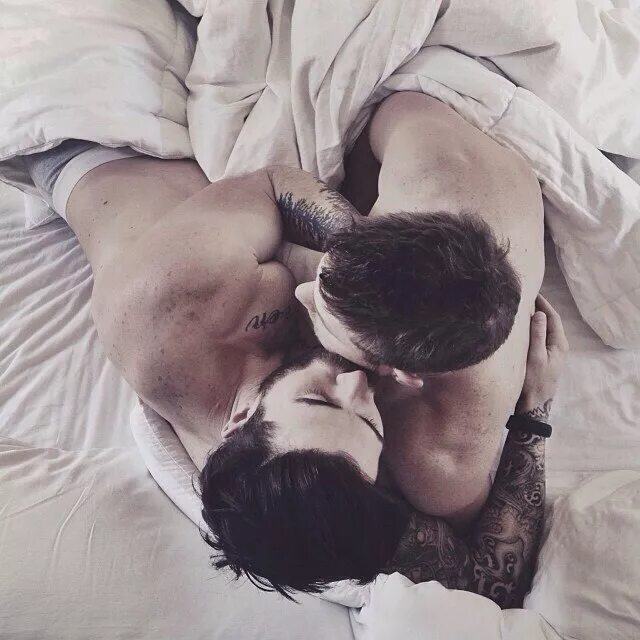 Мужики оьнимаются впсотели. Парни лежат в обнимку. Парни обнимаются в кровати. Парень лежит. Парни обнимаются в постели.