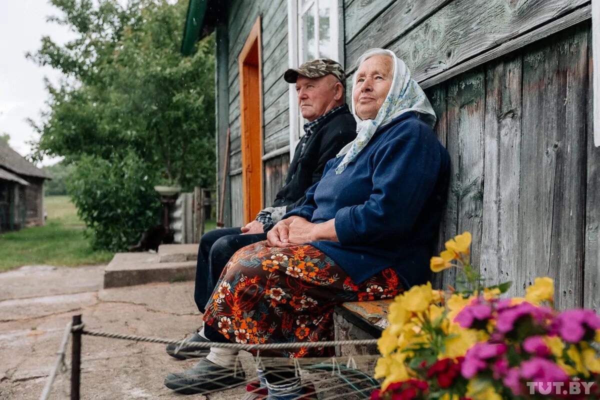 Пенсионеры в деревне. Пенсионеры на селе. Пенсионерка в деревне. Пенсионеры деревенской местности.