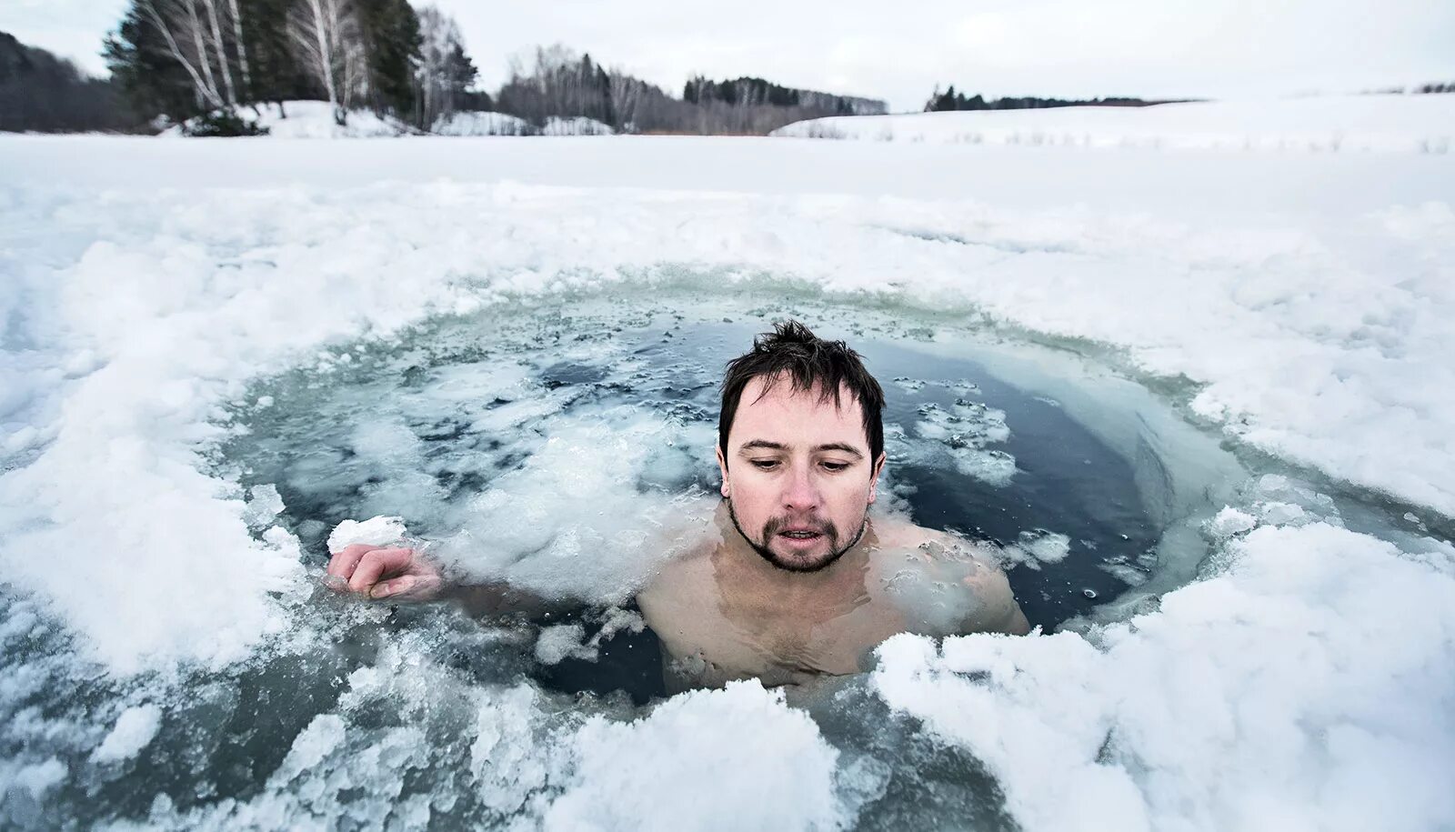 Люди купаются зимою. Человек зимой в проруби. Купается во льду. Мужик зимой в проруби. Люди купаются в проруби.
