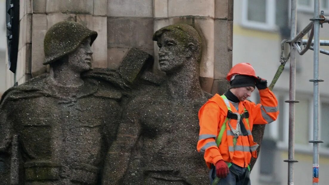 Памятник благодарности. В Польше сносят памятники советским воинам. В Польше снесли памятник красной армии. Демонтированные памятники красной армии в Польше. Памятник благодарности красной армии.