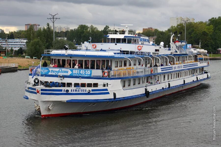 Пассажирский теплоход «очарованный странник». Как называется теплоход. Как называется теплоход. Т/х проект 588 рылеев. Теплоход проект 588м.