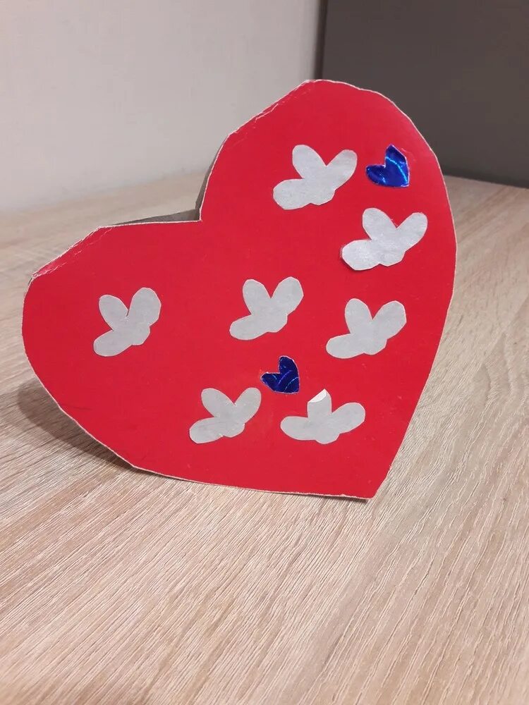 Поделки из салфеток бумажных. Подарок маме своими руками. Подарок маме из клея. Легкий подарок для мамы. Подарок на день рождения маме из бумаги клея ножниц и картона.