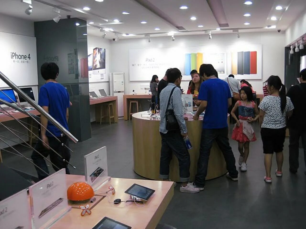 Китайский эпл. Магазин apple в китае. поддельные магазины apple. бутик apple китай. эпл паленый магазин.