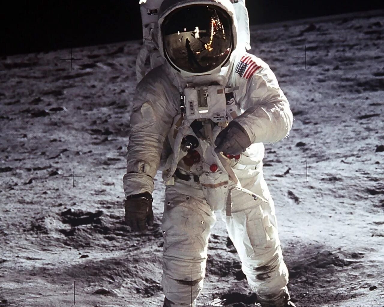 The moon travels. Скафандр Аполлон 11. Костюмы астронавтов Аполлон 11. Скафандр Космонавта. Космонавт на Луне.