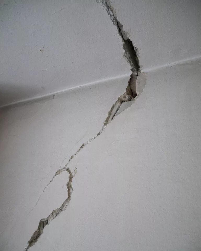 Трещины на потолке. Трещины на штукатурке. Мелкие трещины на потолке. Усадочные трещины в стенах.