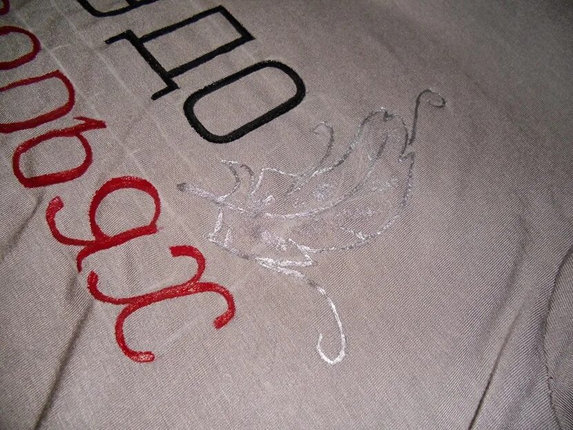 Вышить надпись на одежде. Сделать надпись на ткани. Сделать надпись на ткани. Надпись на ткани красками. Надпись на ткани красками.