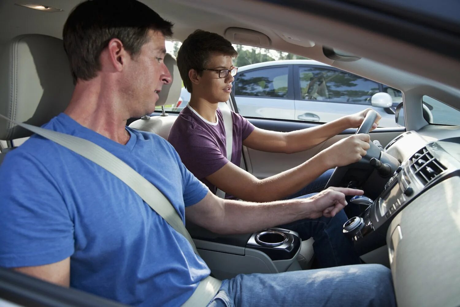 Driver main. Инструктор вождения автомобиля. Вождение с инструктором. Водитель и автомобиль. Ученик автошколы.