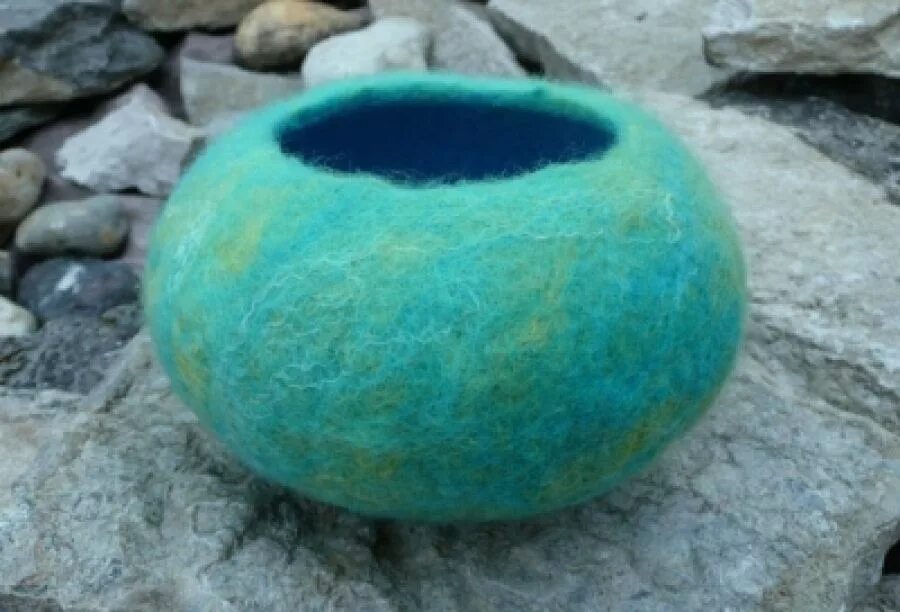 Игрушки в технике мокрого валяния. Ваза валяная из шерсти. Пасхальные птички из фетра. Шерсть для валяния. Мокрое валяние сережки.