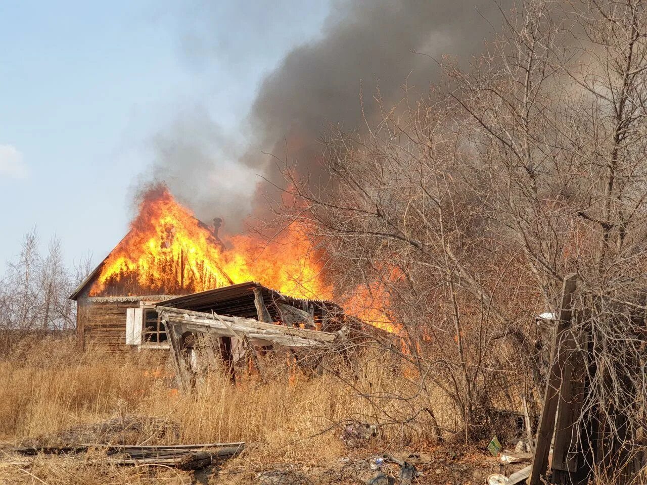 Дом горит. Пожар на даче. Пожар в дачном доме. Сгоревший дом. Дом в собственности сгорел