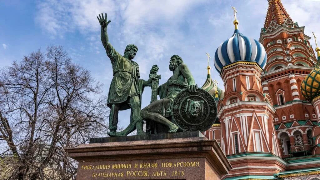 Памятник где на площади. Минин и Пожарский памятник в Москве. Памятник Минину и Пожарскому на красной площади в Москве. Памятник Минину и Пожарскому в Москве 1818. 1818 В Москве открыт памятник Кузьме Минину и князю Пожарскому.