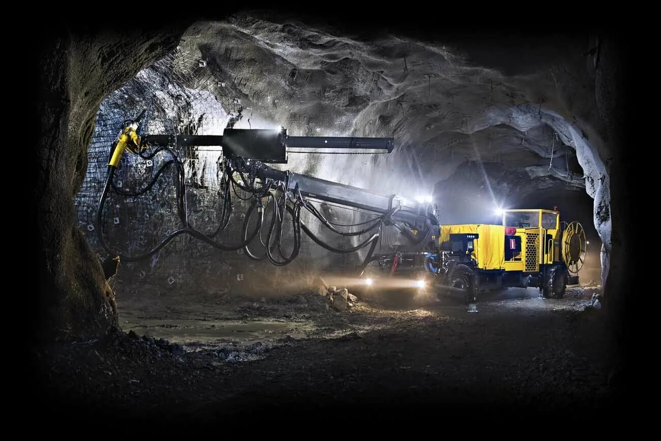 Буровые горные работы. Шахтная техника Epiroc. Atlas Copco бурильная машина. Atlas Copco шахтные машины. Горная буровая машина.