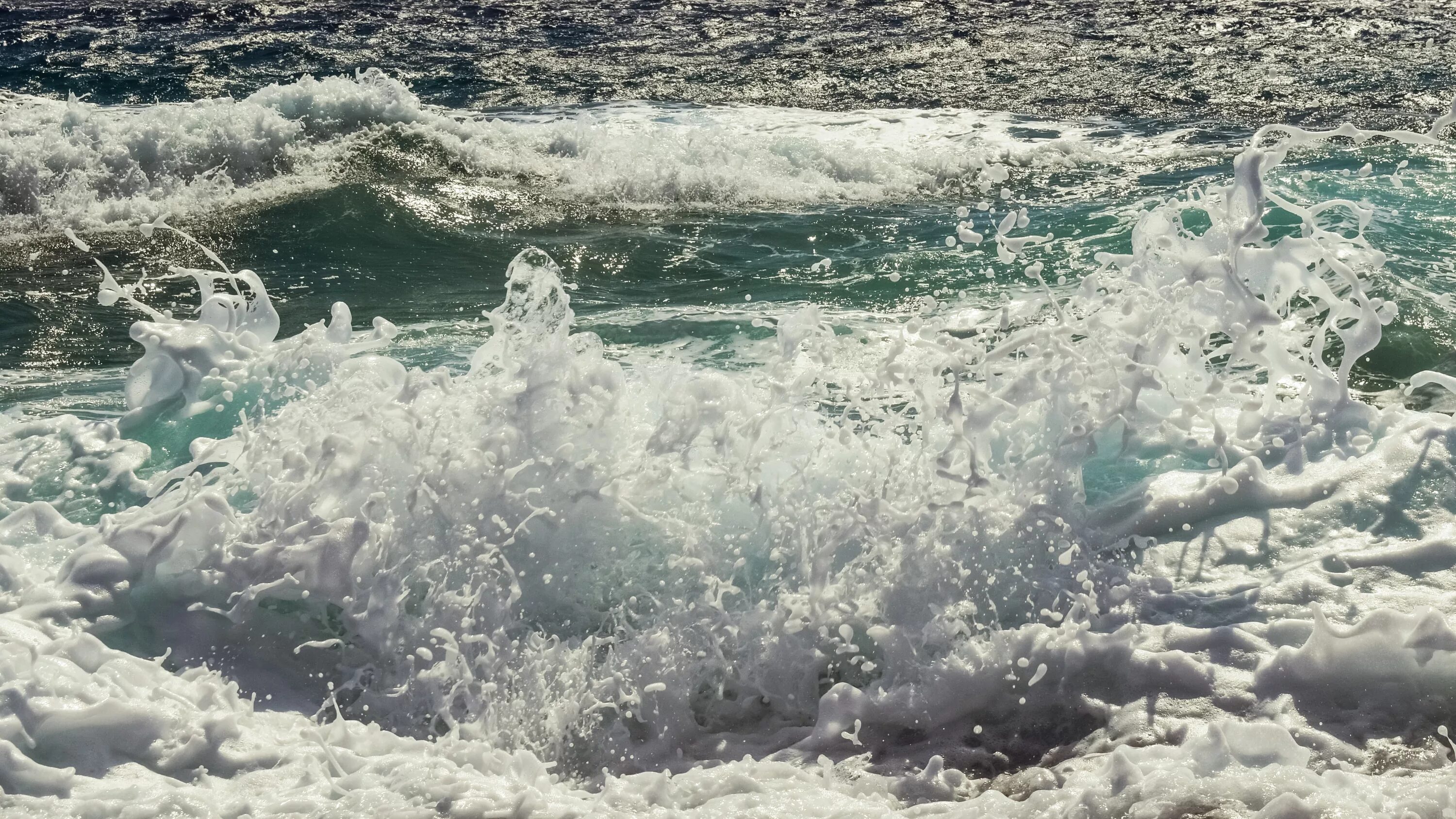 Песня соленые волны. Речная пена. Фото воды в разных состояниях. Море белой жидкости. Морская пена в Японии природное явление.