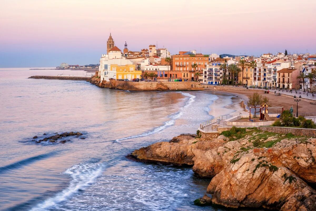 Сиджес в испании. Ситжес город в испании. ситжес каталония. sitges spain.