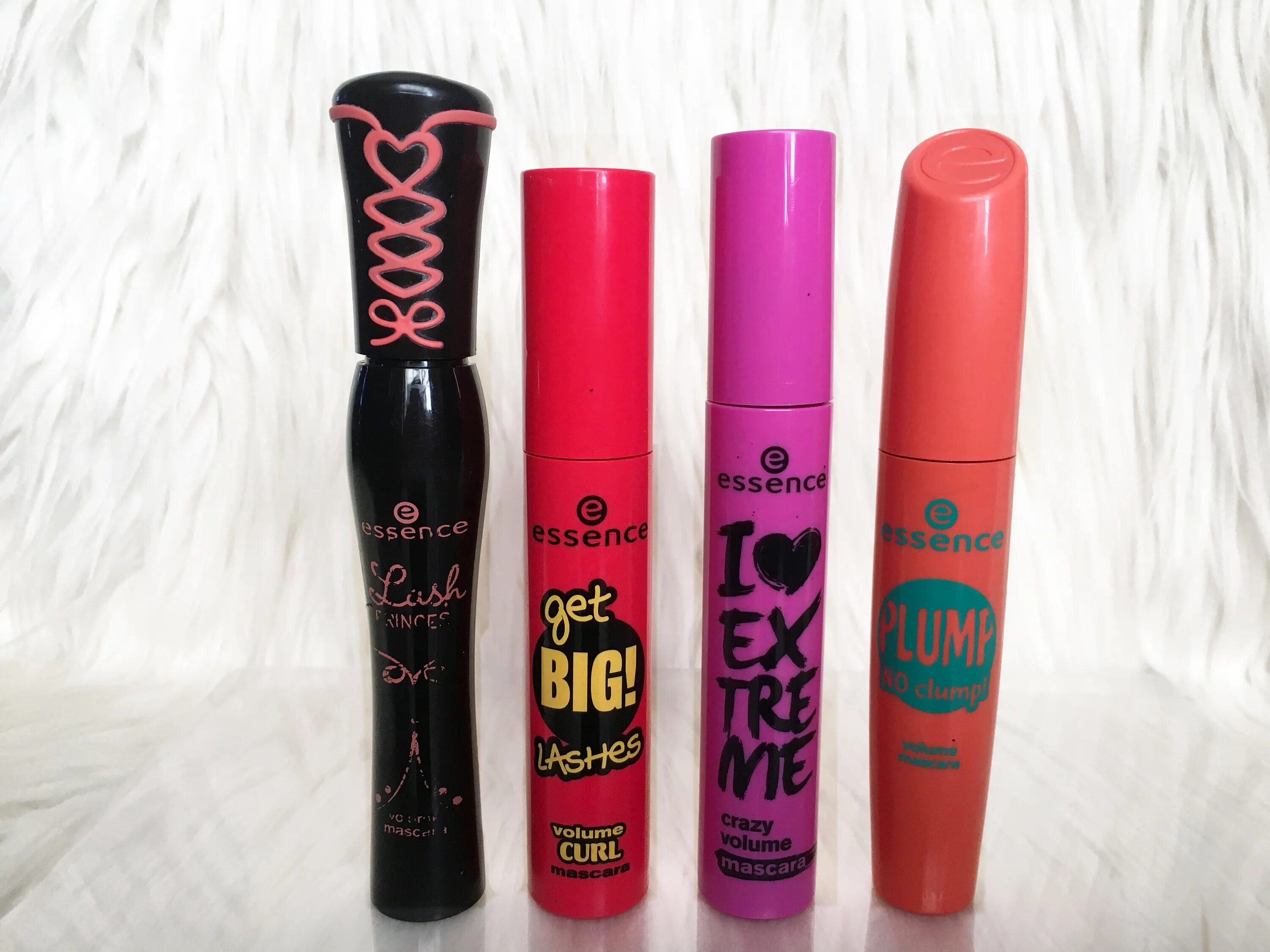 Essence i extreme. Тушь эссенс. тушь эссенс розовая. тушь essence i love extreme. эссенс тушь принцесс эссенс свотчи.