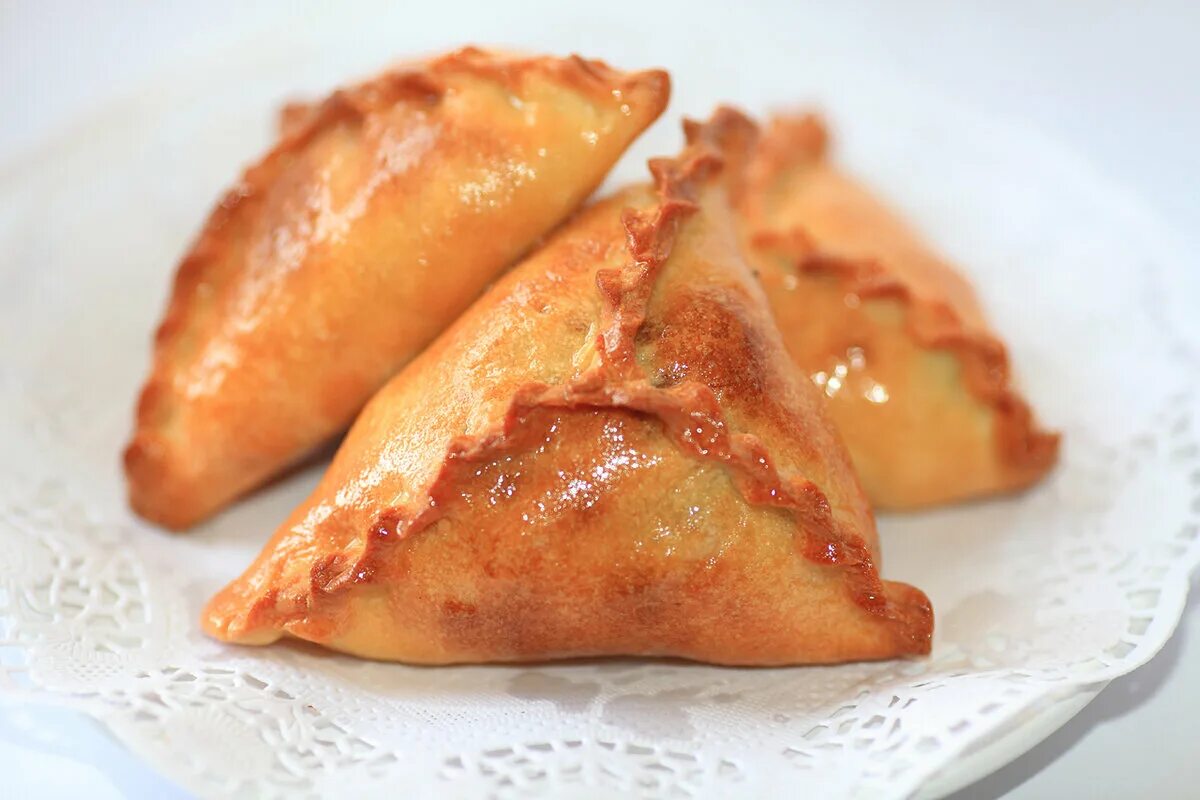 Рецепт эчпочмак с мясом. Татарская самса эчпочмак. эчпочмаки татарские треугольники. национальная татарская кухня эчпочмак. эчпочмак пирамида.