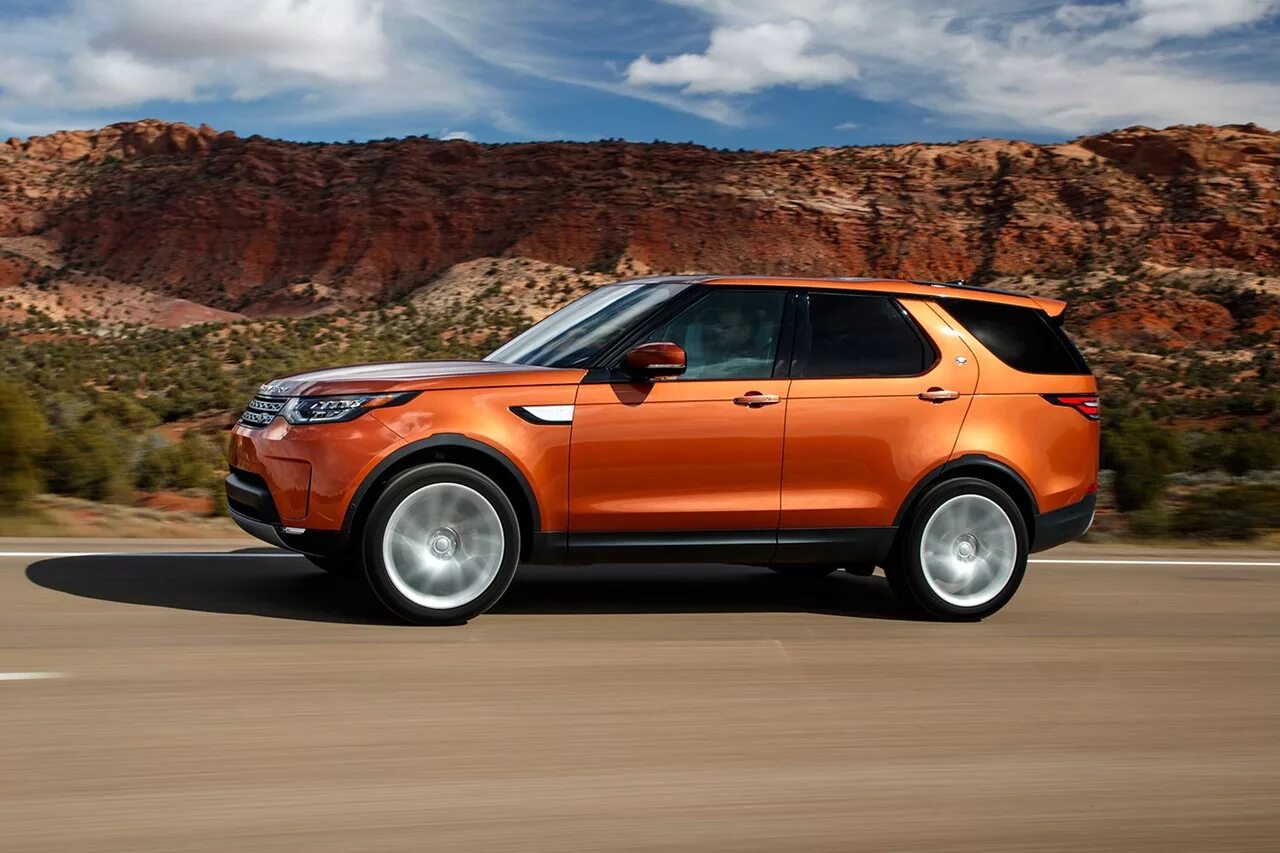 Range Rover Discovery 2017. Ленд Ровер Дискавери 5. Рендж Ровер Дискавери оранжевый. Land Rover Discovery оранжевый. Автомобили ленд ровер дискавери