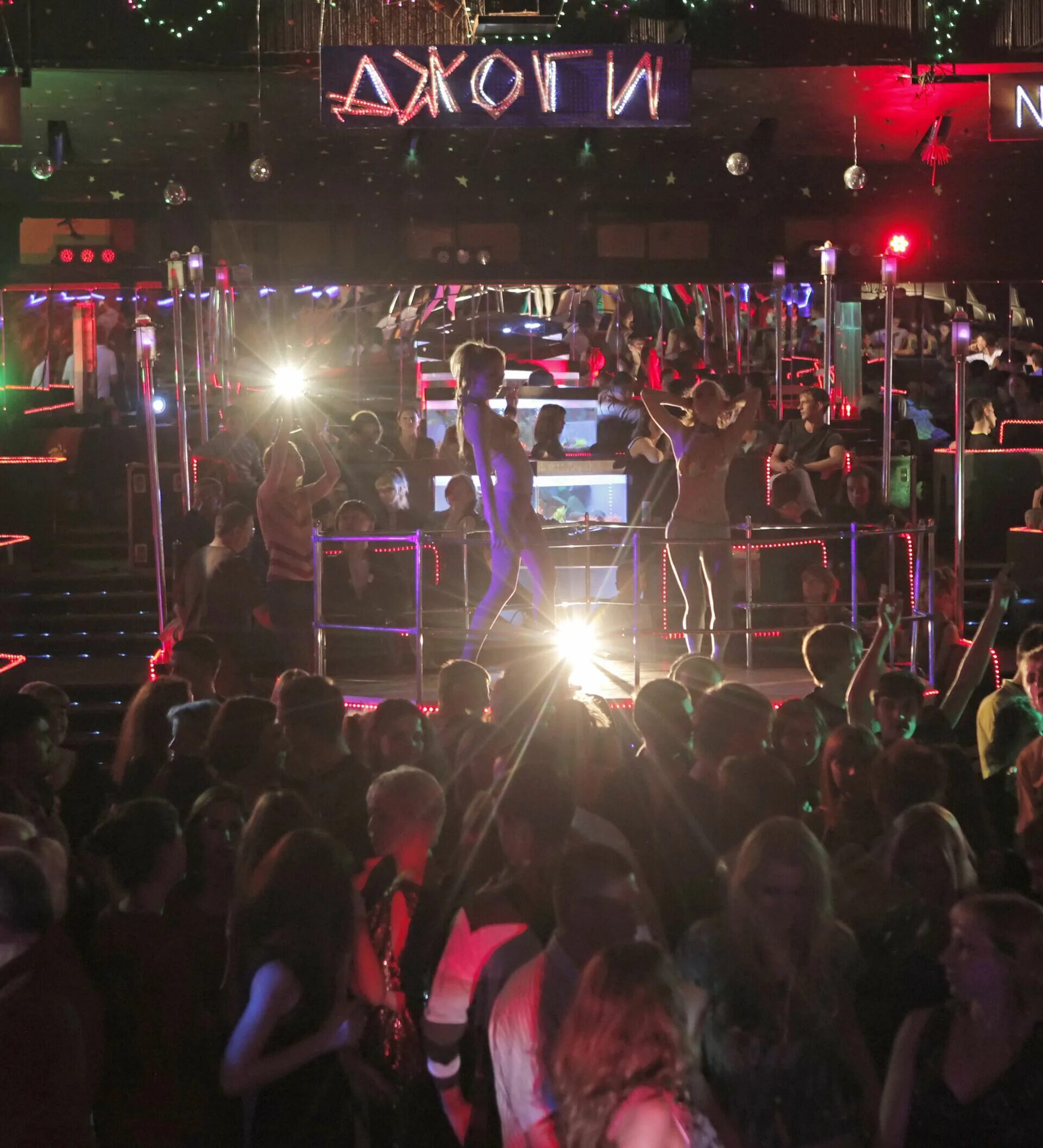 Диско клуб ленинград в москве. Ночной бар. Клуб изнутри. Ночное клуб 24. London клуб москва.