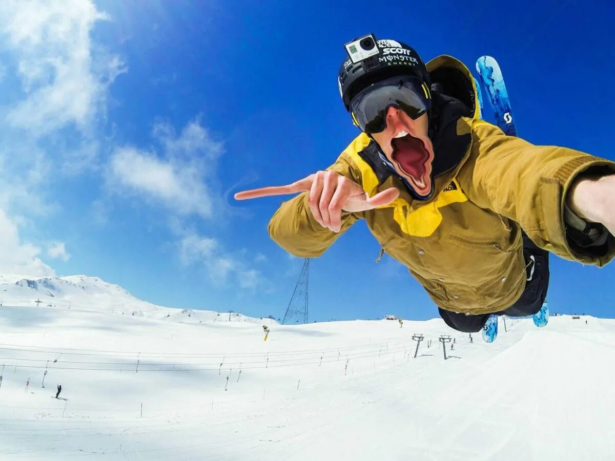 Горе крутой ребята. Парень на горе. Парень в горах в кепке. Парень в горах. Горе крутой ребята.